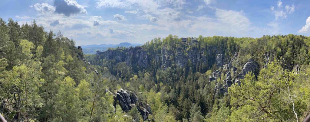 Wandern in der Natur ist eine wunderbare Bewegung an der frischen Luft und zum anderen auch als Sport eine gesunde Art, deine Fitness zu steigern.